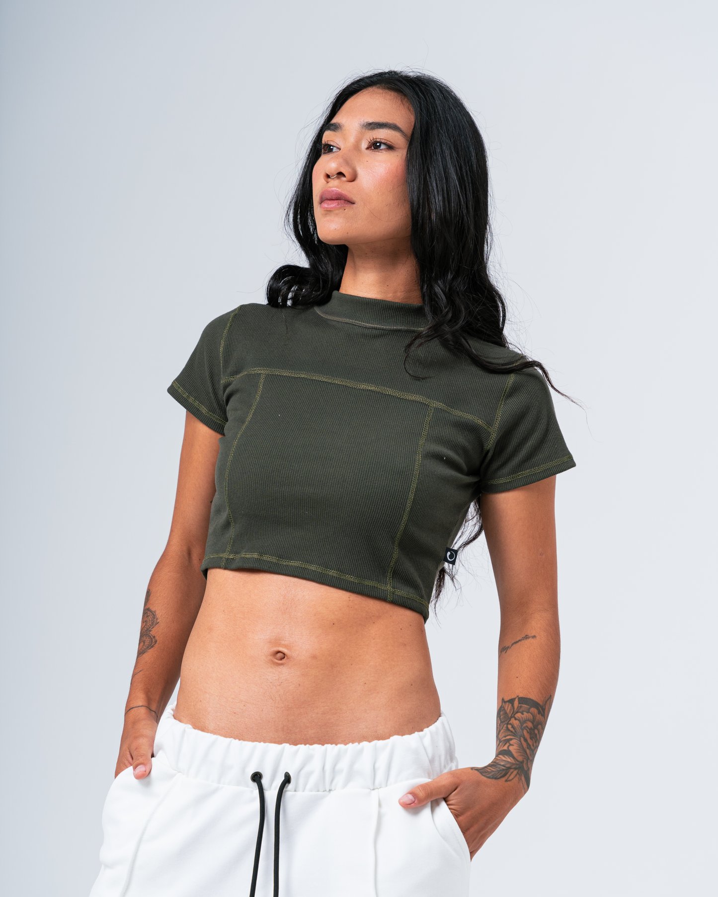 Blusa corta de rib para mujer CÁVILAR - color verde militar, vista frontal