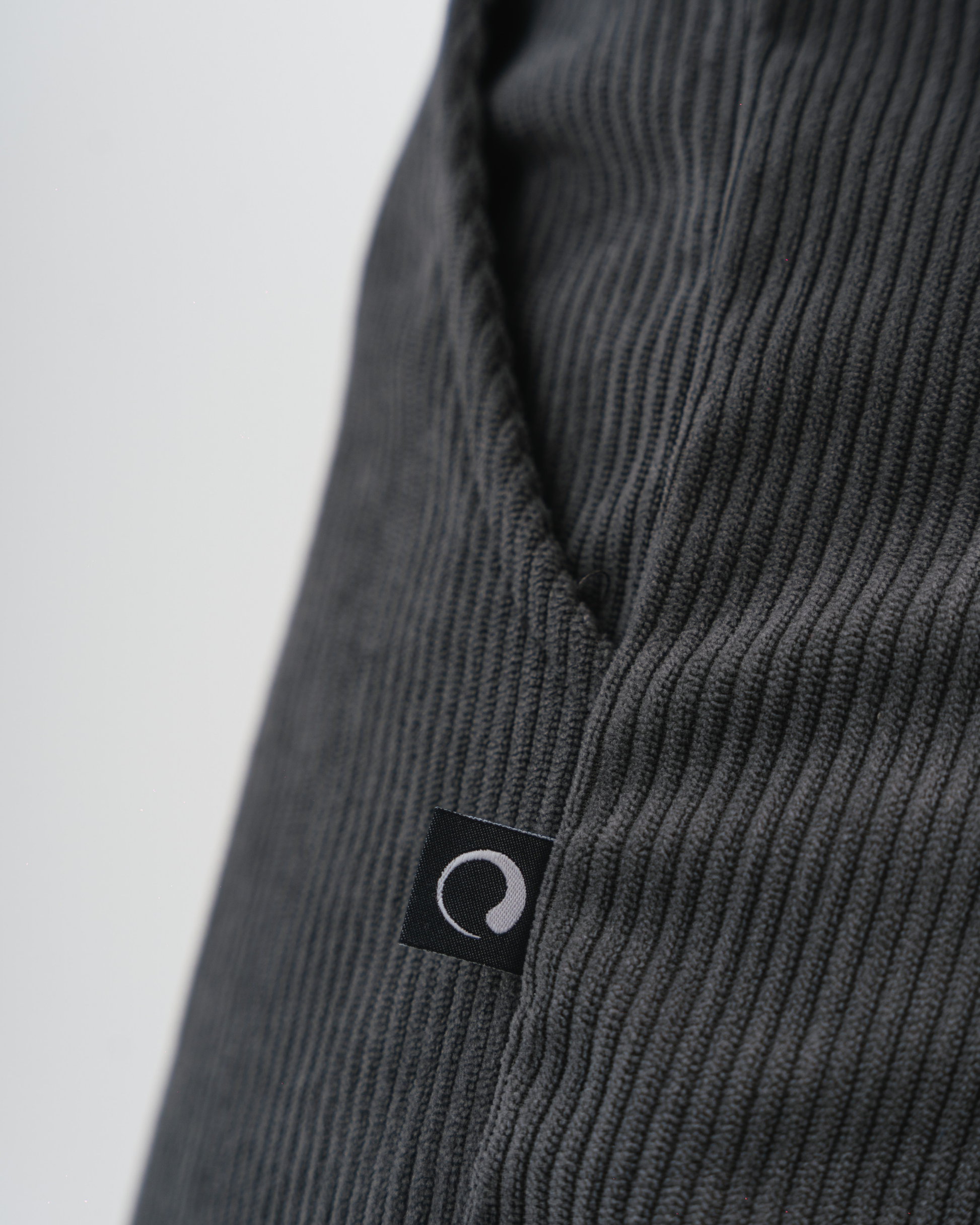 Pantalón cordoroy para hombre CÁVILAR - color gris, detalle bolsillo y marquilla